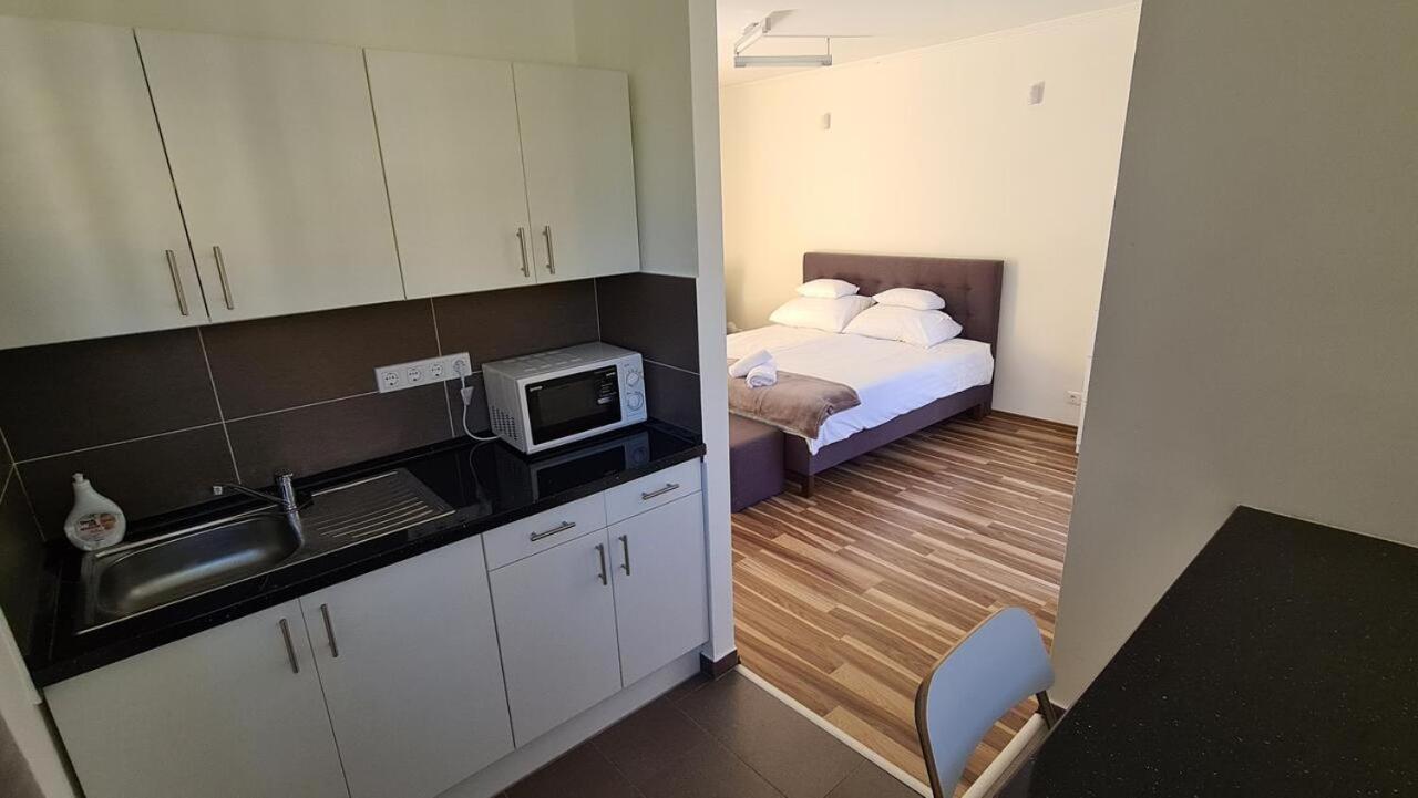 Mediterran Apartman With Pool Шиофок Экстерьер фото