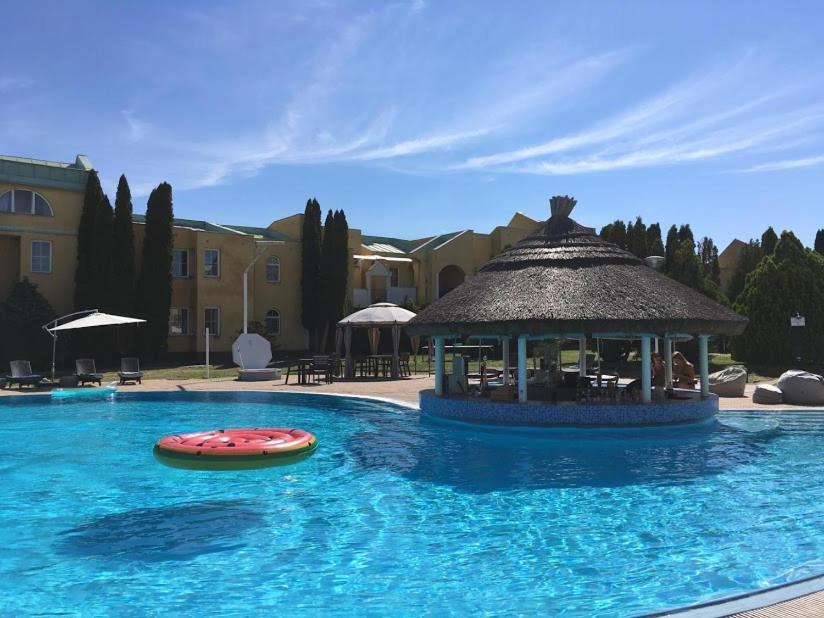 Mediterran Apartman With Pool Шиофок Экстерьер фото