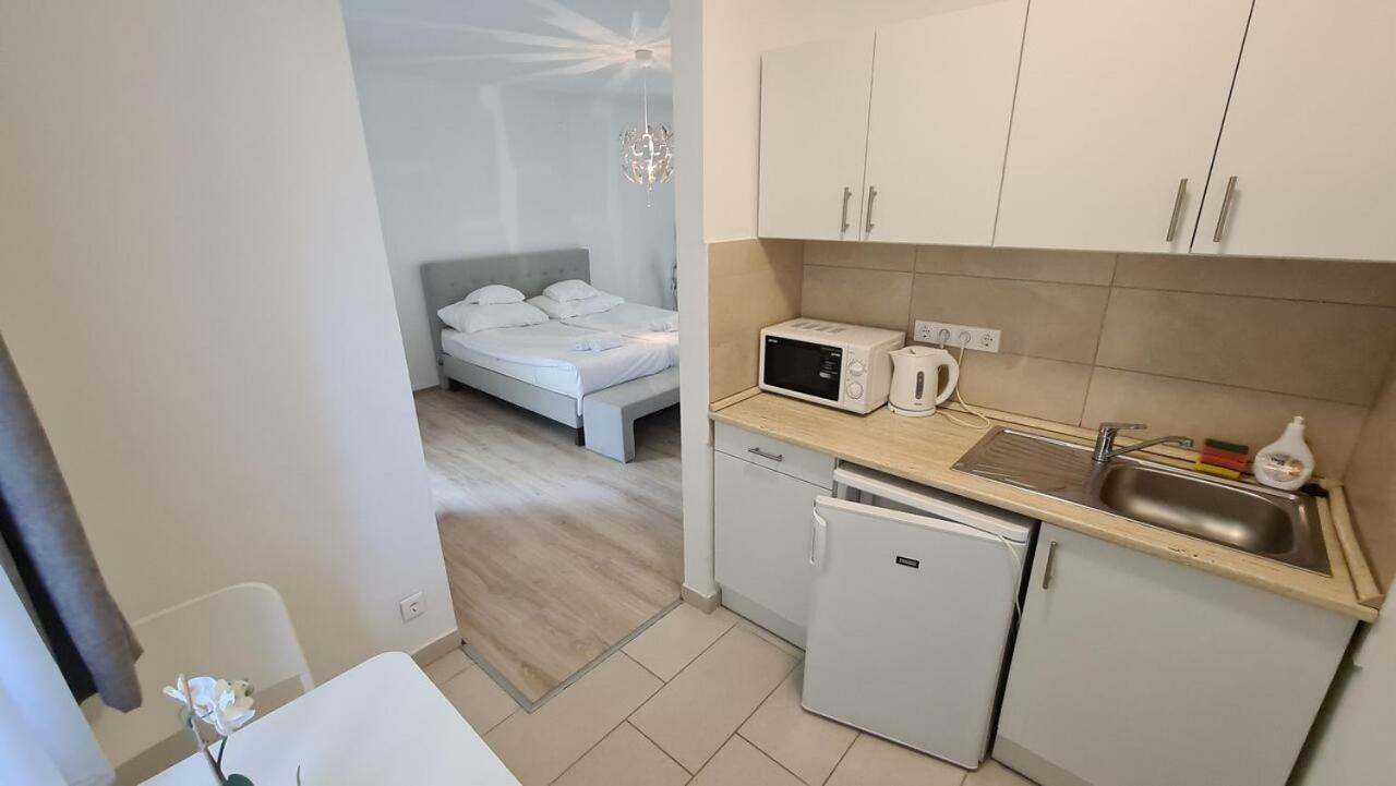 Mediterran Apartman With Pool Шиофок Экстерьер фото