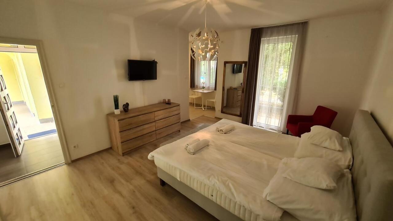Mediterran Apartman With Pool Шиофок Экстерьер фото
