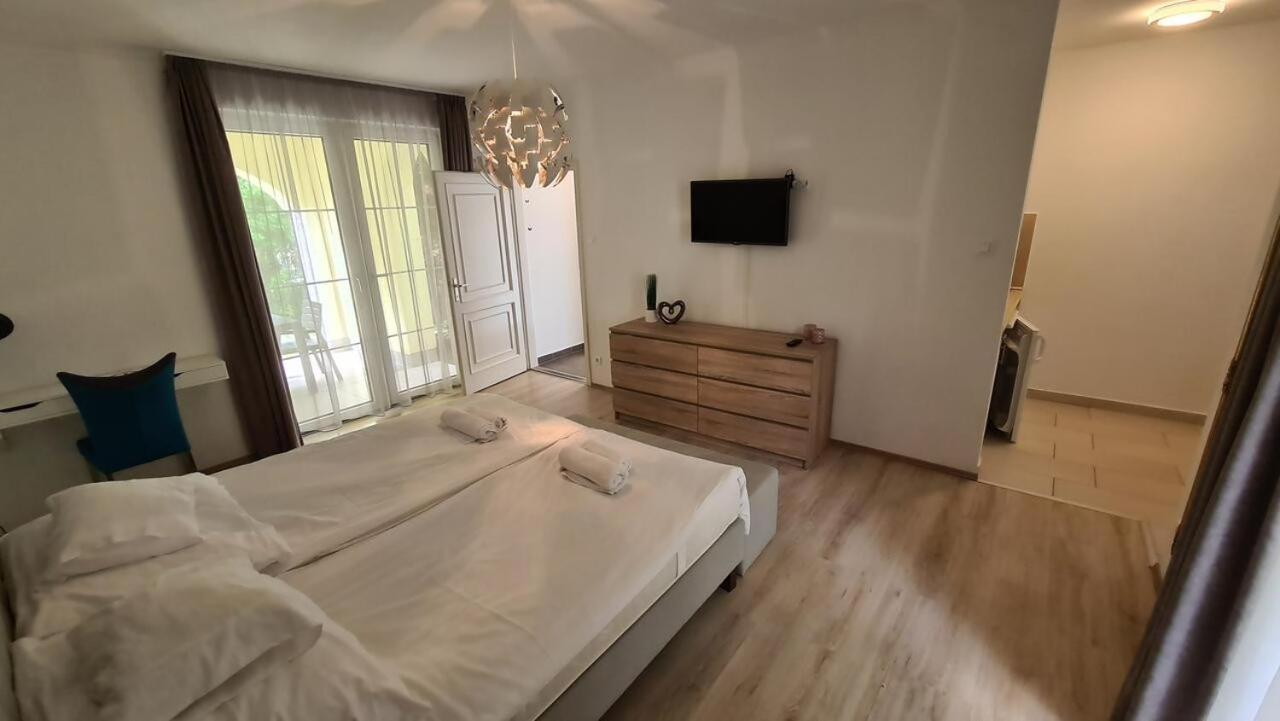 Mediterran Apartman With Pool Шиофок Экстерьер фото