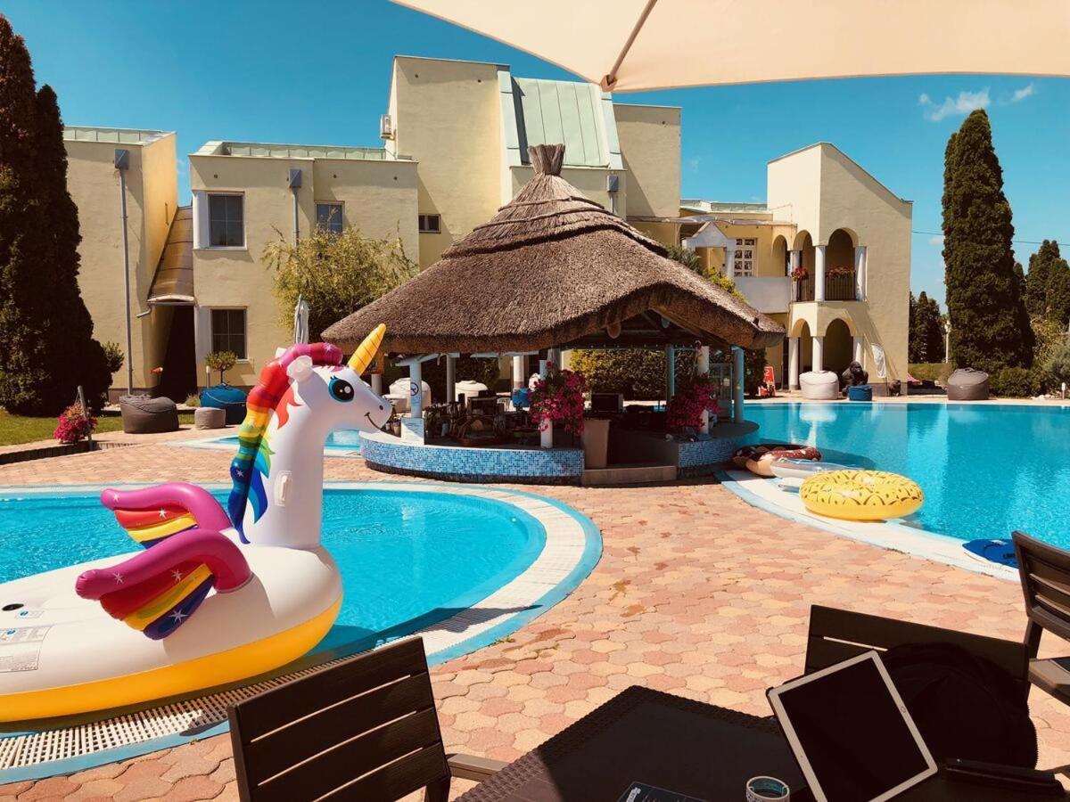 Mediterran Apartman With Pool Шиофок Экстерьер фото